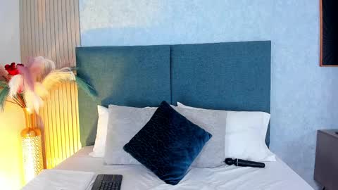 LauraIvy online show from March 30, 1:00 pm