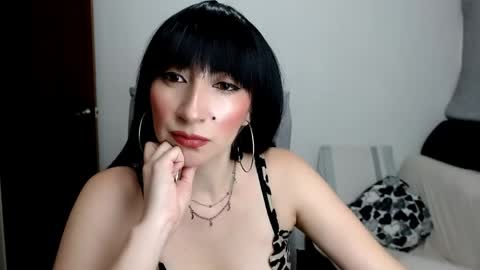 Laura online show from May 6, 11:44 pm