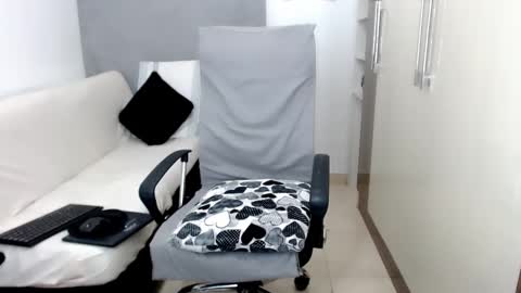 Snapshot of laura_pervert_ chatting on March 2, 2:41 am Laura online show from March 2, 2:41 am