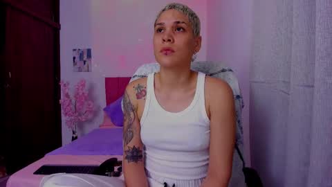 Snapshot of laura_r23 chatting on September 28, 1:36 am Laura Rose online show from September 28, 1:36 am