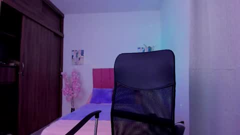 Snapshot of laura_r23 chatting on September 25, 11:17 am Laura Rose online show from September 25, 11:17 am