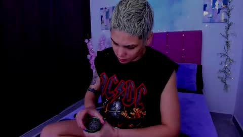 Snapshot of laura_r23 chatting on September 30, 2:22 am Laura Rose online show from September 30, 2:22 am