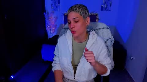 Snapshot of laura_r23 chatting on October 9, 2:11 pm Laura Rose online show from October 9, 2:11 pm