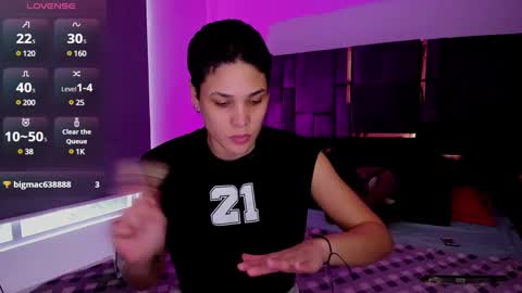 Snapshot of laura_r23 chatting on March 6, 9:53 pm Laura Rose online show from March 6, 9:53 pm