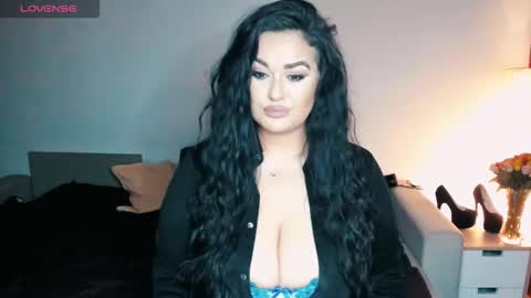 Laura online show from November 5, 7:05 pm