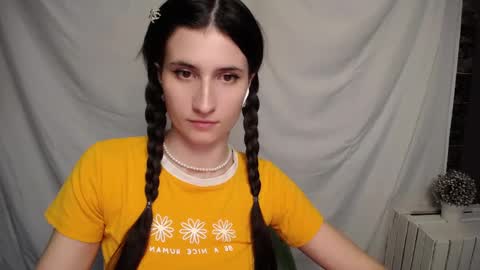 Snapshot of lauradre_ chatting on February 5, 10:08 am Laura online show from February 5, 10:08 am