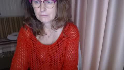 Snapshot of lauraoven1 chatting on October 15, 9:43 am Lauraoven1 online show from October 15, 9:43 am