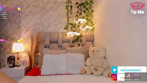 Snapshot of laurenblonde22 chatting on September 25, 10:06 pm Lauren Blonde online show from September 25, 10:06 pm