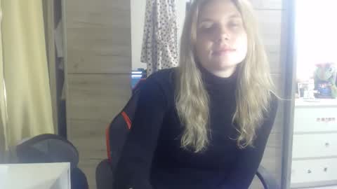Snapshot of laurenmy chatting on October 12, 9:35 am laurenmy online show from October 12, 9:35 am