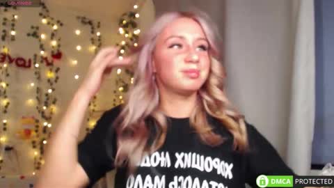 Mia online show from September 21, 3:38 pm