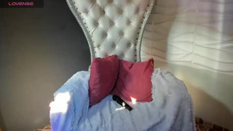 Layla online show from April 17, 9:50 pm