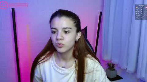 Snapshot of layla_castilloo chatting on February 19, 2:11 pm Layla online show from February 19, 2:11 pm