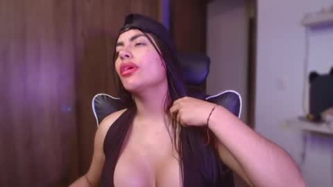 Layla online show from May 28, 1:31 pm