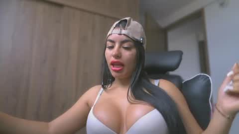 Layla online show from May 27, 1:30 pm