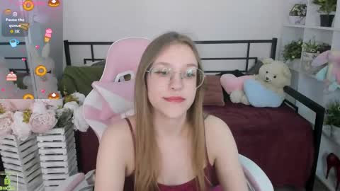 layriantavee online show from April 13, 8:40 am