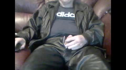 Snapshot of leatherpants68 chatting on October 22, 8:32 pm leatherpants68 online show from October 22, 8:32 pm