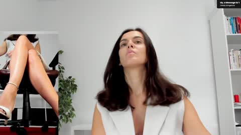 Snapshot of legswattitude chatting on September 10, 5:52 am Elle online show from September 10, 5:52 am