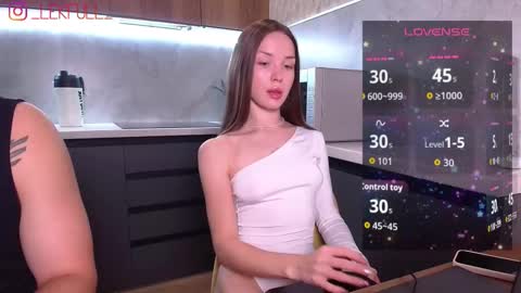 lekfullkatten online show from September 12, 2:13 am