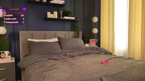 Lela online show from May 3, 11:44 pm
