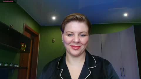 Leona tracie online show from May 17, 11:30 am