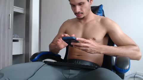 leostorm25 online show from April 22, 8:38 pm