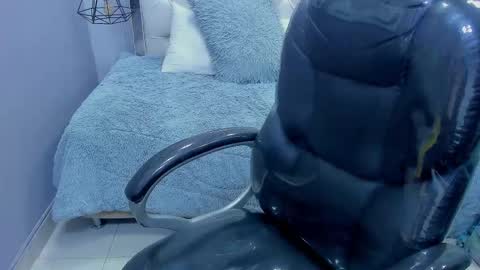 L E S L E Y  AND  D R A K O online show from December 5, 6:06 pm