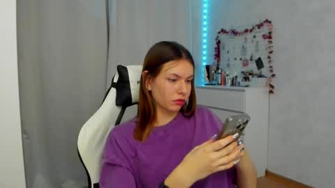 Snapshot of let_me_seee chatting on December 4, 10:24 pm Fiona online show from December 4, 10:24 pm