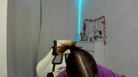 Snapshot of let_me_seee chatting on December 5, 1:31 am Fiona online show from December 5, 1:31 am