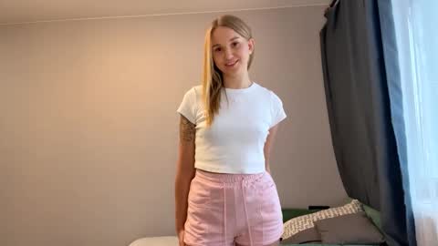 Mia online show from November 19, 11:42 am