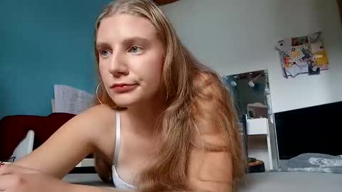Snapshot of lia06_ chatting on October 5, 2:13 pm lia06_ online show from October 5, 2:13 pm