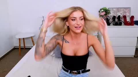 Lia online show from May 31, 8:24 am