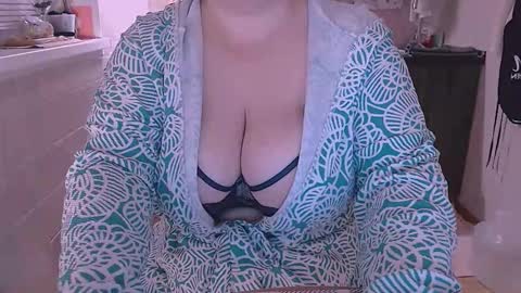 Snapshot of liahsofty chatting on October 12, 6:43 pm miss Lia colection for travel online show from October 12, 6:43 pm