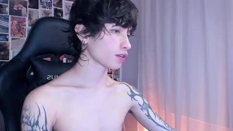 Snapshot of liamelf chatting on January 16, 9:27 am Liam online show from January 16, 9:27 am