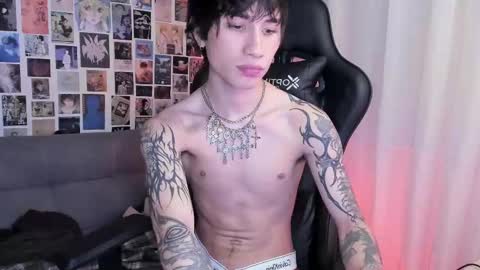 Snapshot of liamelf chatting on March 5, 7:27 am Liam online show from March 5, 7:27 am