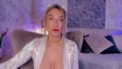 Snapshot of liannaa_ chatting on October 2, 8:18 pm Lian online show from October 2, 8:18 pm