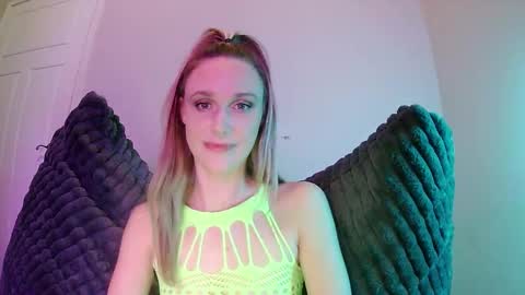 Snapshot of lickmehere69 chatting on October 21, 10:46 pm Summer Skye online show from October 21, 10:46 pm