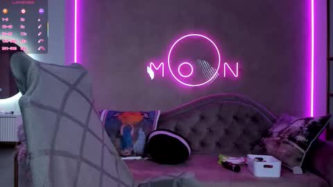 Snapshot of lika_moon chatting on September 19, 4:44 pm Lika online show from September 19, 4:44 pm