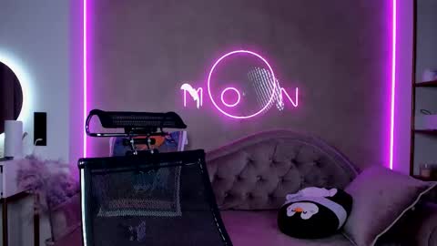Snapshot of lika_moon chatting on October 7, 2:51 am Lika online show from October 7, 2:51 am