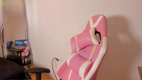 Snapshot of lilian_vergara chatting on February 18, 8:58 pm holis soy lily chang no olvides el pulgar arriba es muy importante para mi 3 independent model online show from February 18, 8:58 pm