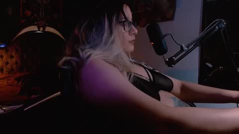 Snapshot of lilithmystic01 chatting on January 31, 1:43 am lilithmystic01 online show from January 31, 1:43 am