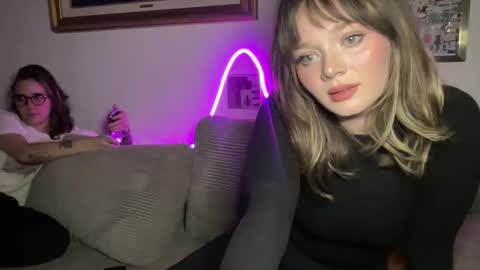 lilldaddysgirl online show from January 6, 3:21 am