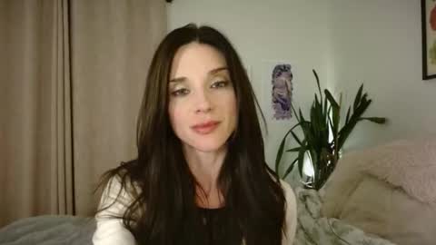 Snapshot of lillian_rose chatting on October 16, 4:01 am Lillian Rose online show from October 16, 4:01 am