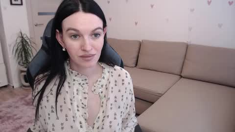 lilliyves online show from April 10, 11:37 am