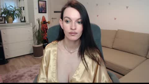 lilliyves online show from July 6, 6:32 pm