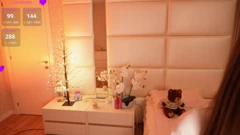 Lilly Colins online show from March 14, 7:40 pm