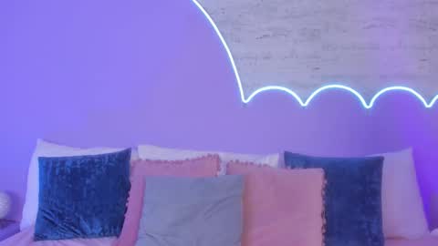 Lilou online show from November 6, 8:01 pm