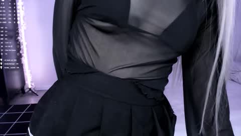 Snapshot of lily_weep chatting on March 5, 12:11 pm Lily online show from March 5, 12:11 pm