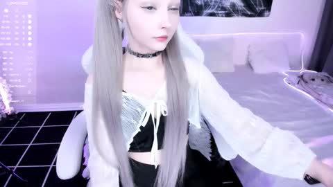 Snapshot of lily_weep chatting on October 25, 12:00 am Lily online show from October 25, 12:00 am