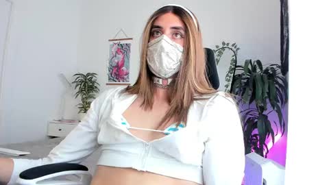 Lily Reina online show from April 8, 6:33 pm