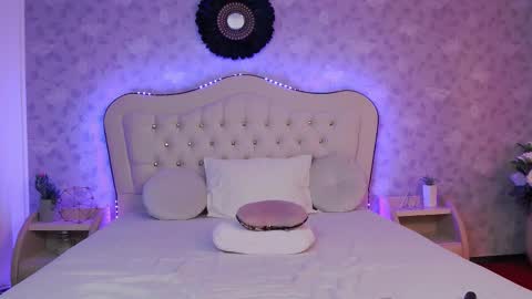 Snapshot of lilyrose_ chatting on February 9, 7:26 am online show from February 9, 7:26 am